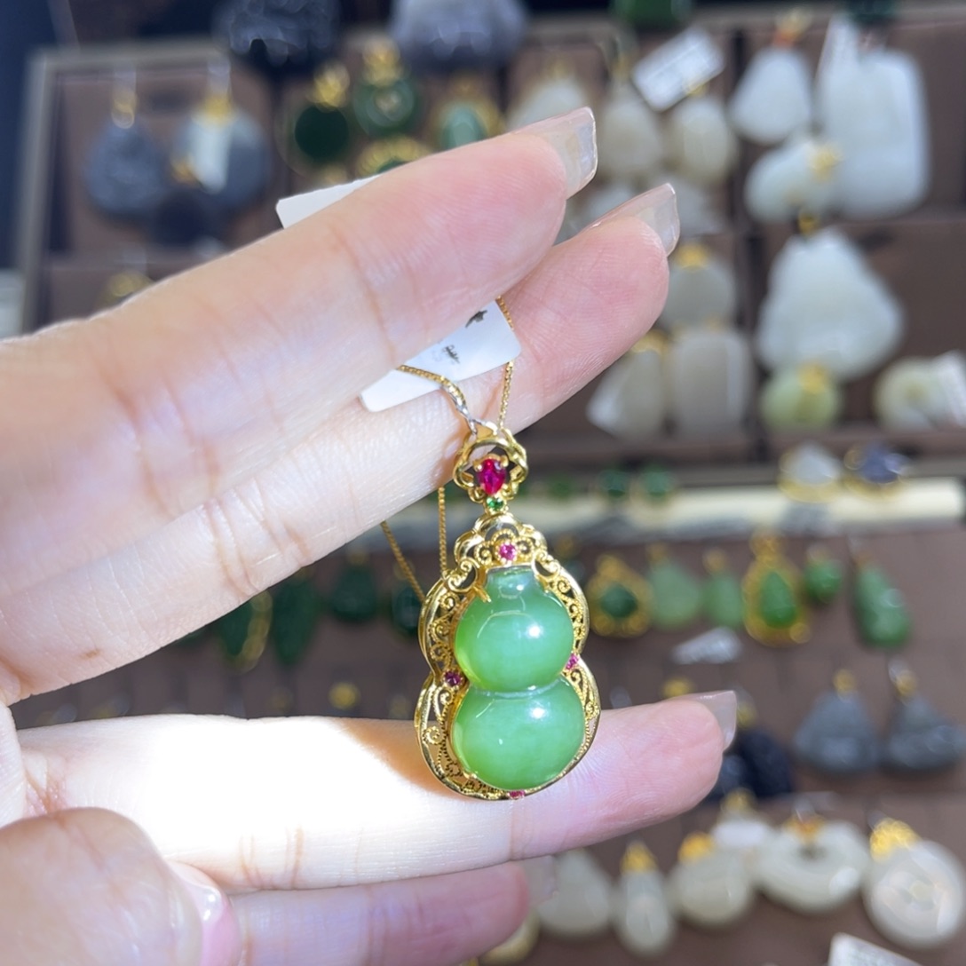 和田玉吊坠(赠链)18K金镶嵌