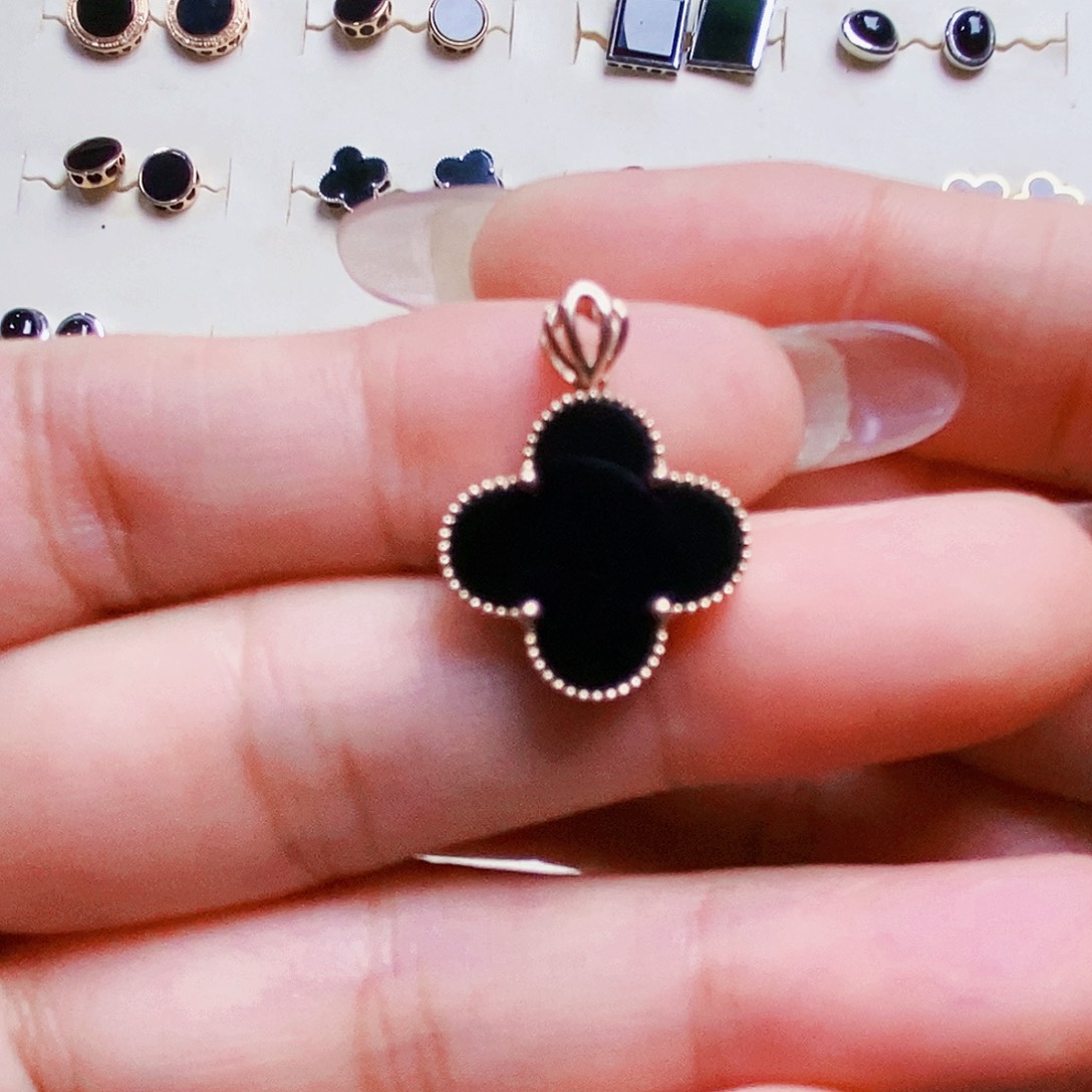 ****暖翡翠18K金镶嵌颈饰