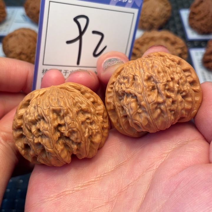 桃核把件40白狮子92。。。