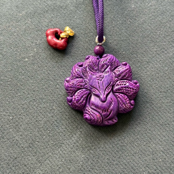 【世 · 舒】 丝绒紫九尾吊坠   多样性发货SJL-248