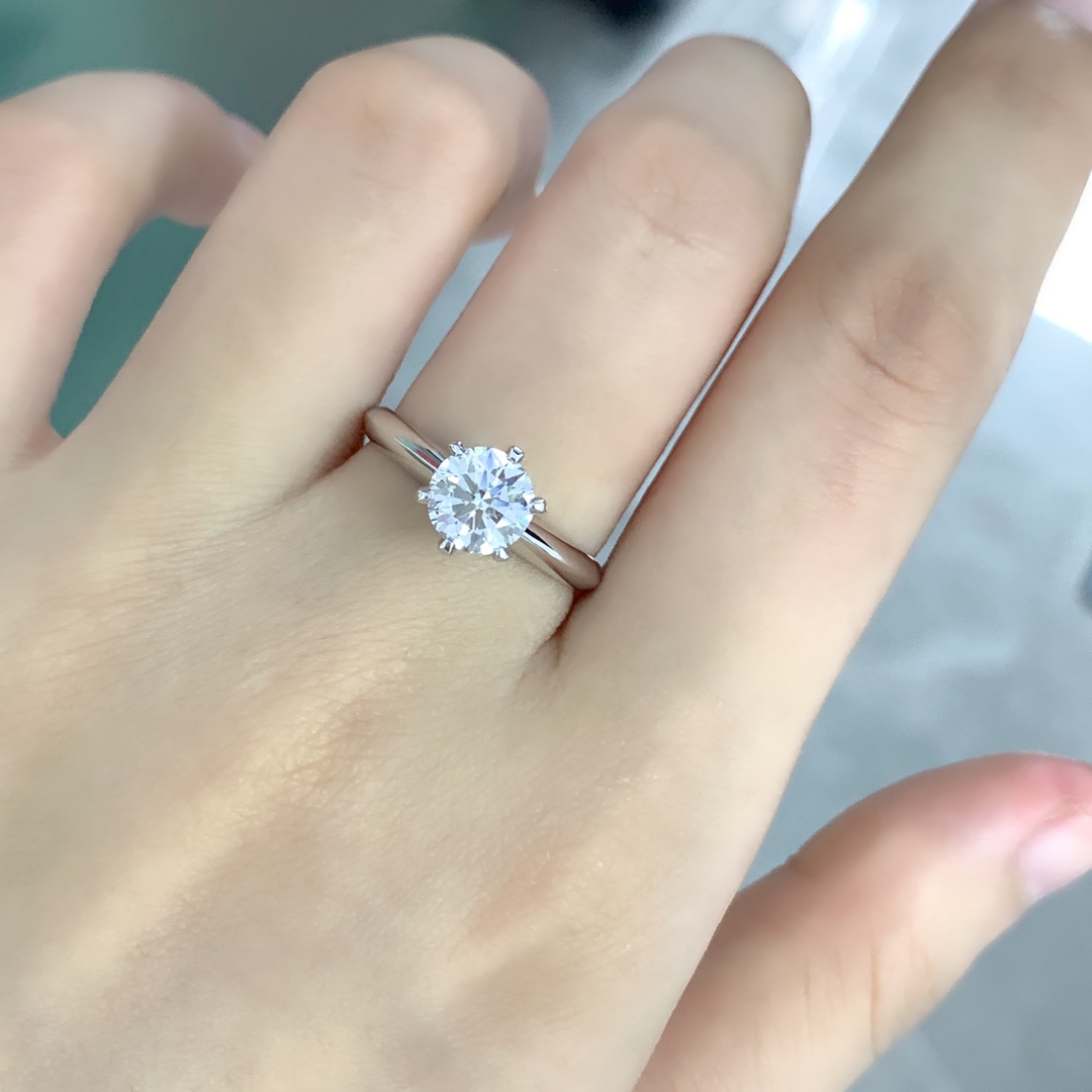  天然1.015克拉FG色VS净度钻石戒指18K金经典六爪钻戒婚戒61390