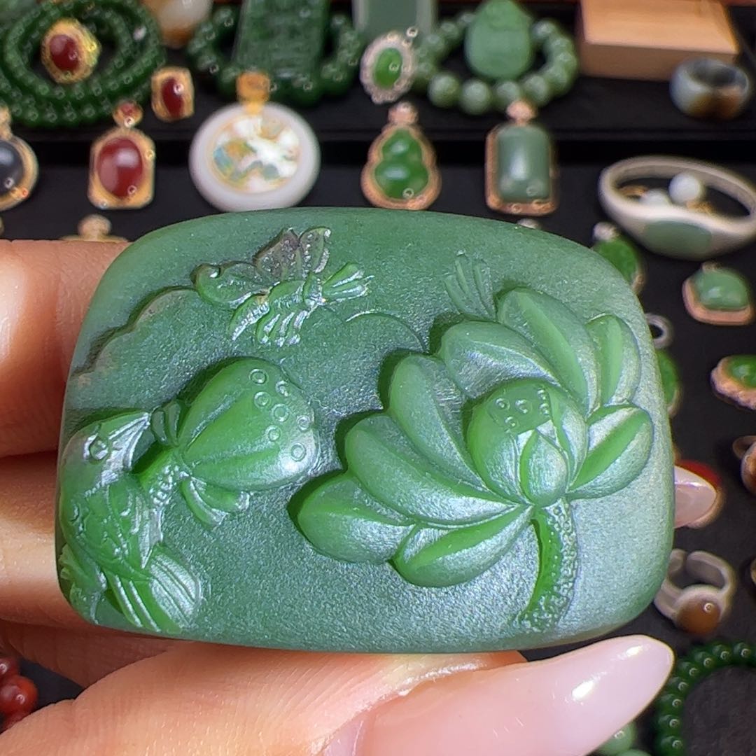 和田玉（碧玉）红皮老料荷花牌未镶嵌