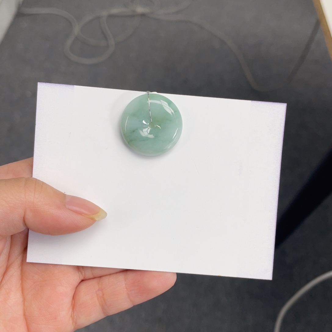 翡翠颈饰未镶嵌平安扣