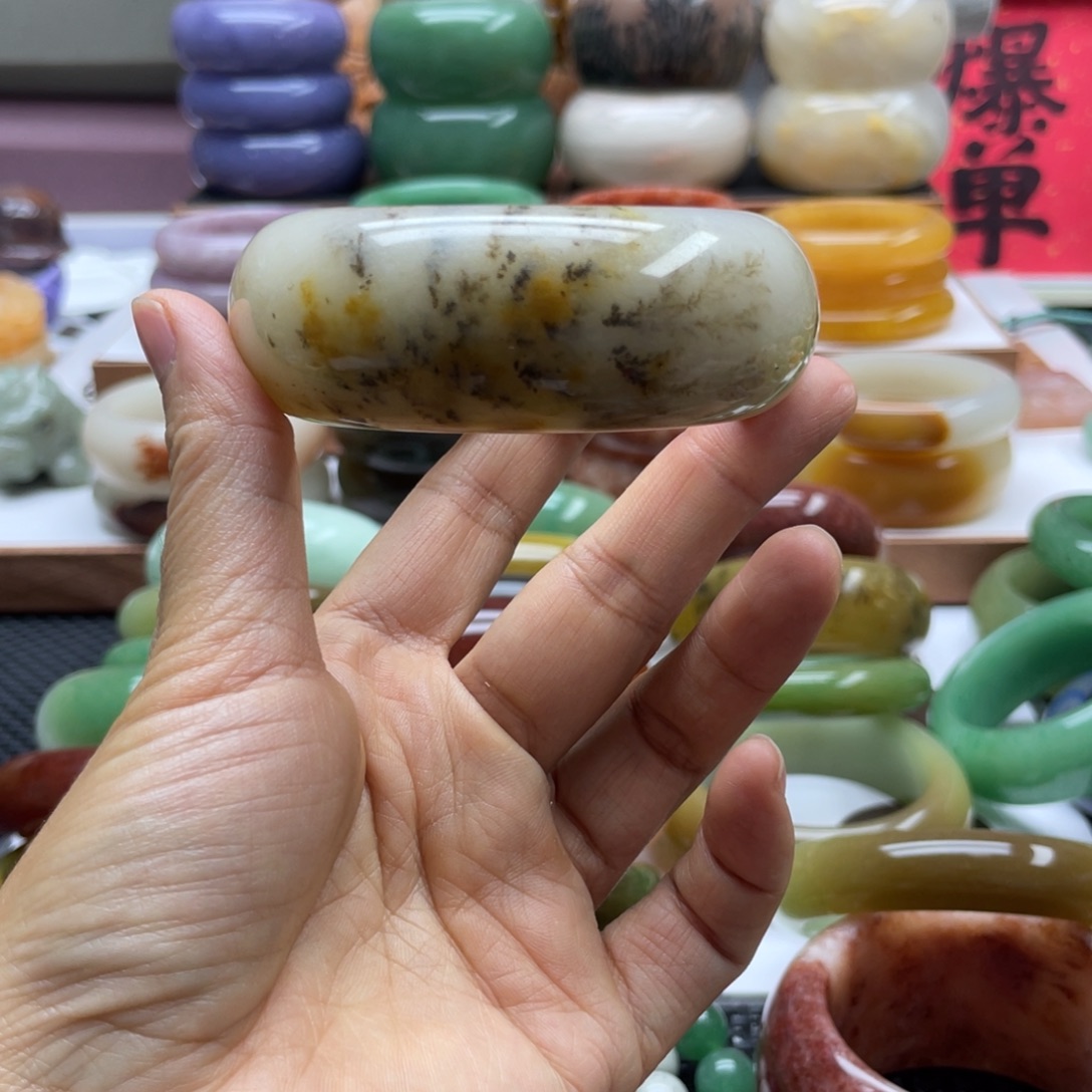 *****石英岩玉未镶嵌手镯