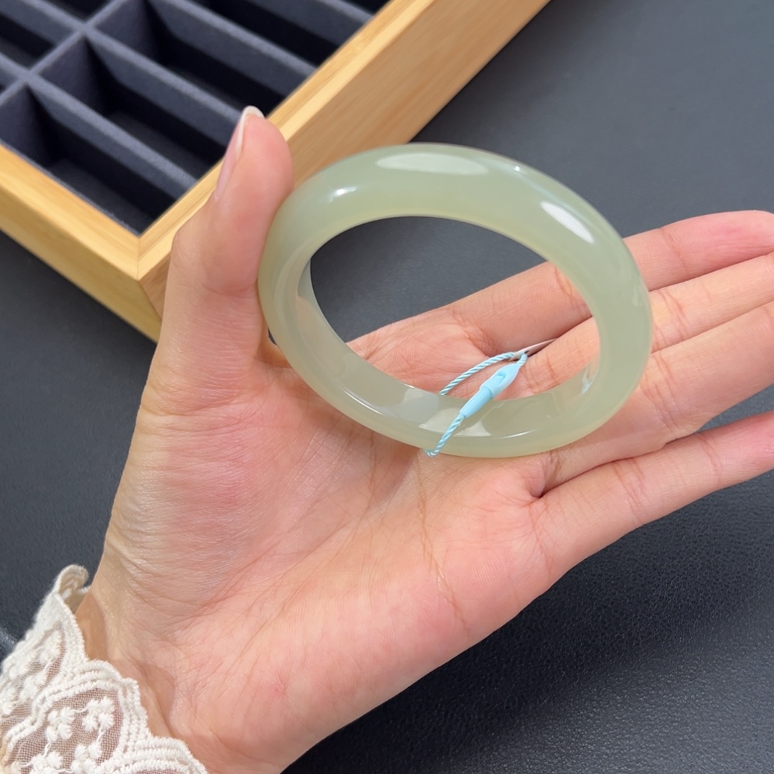 和田玉未镶嵌手镯有细纹