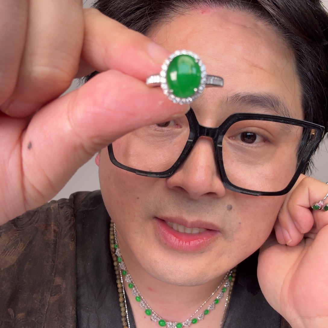 翡翠未镶嵌颈饰一件