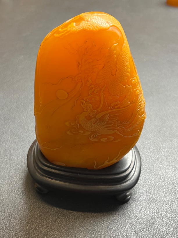 精品大开门田黄石；题材：龙凤呈祥，尺寸：11.5-7-4.5，重量：483.3克。