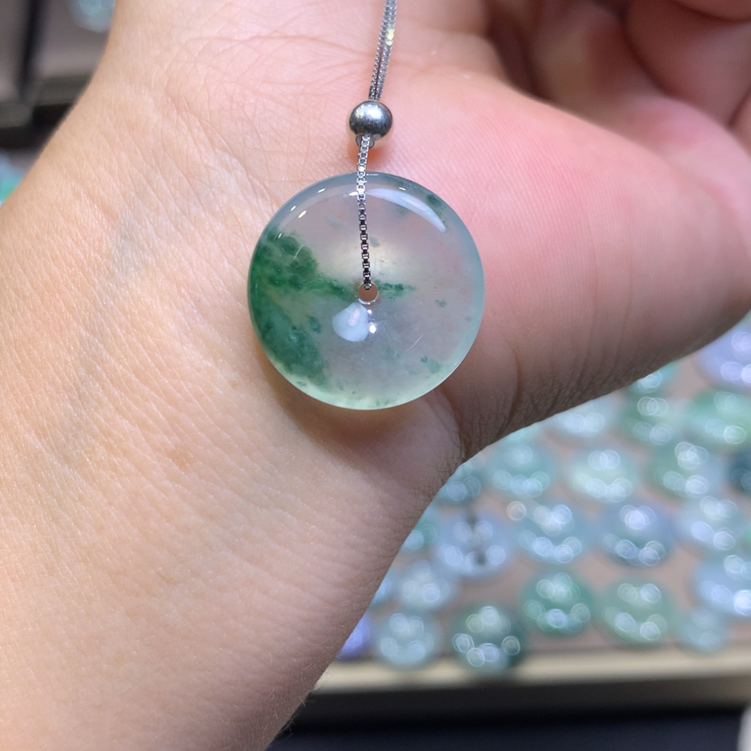 翡翠未镶嵌颈饰平安扣