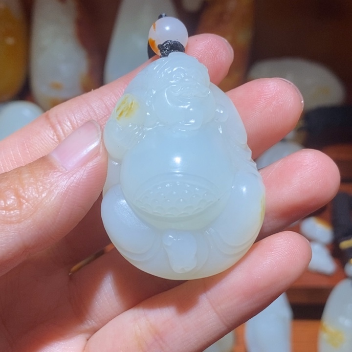 荳***荳和田玉未镶嵌颈饰