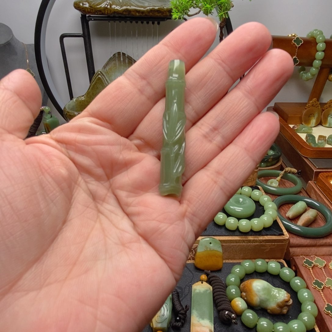 岫岩老玉（透闪石质玉）吊坠未镶嵌