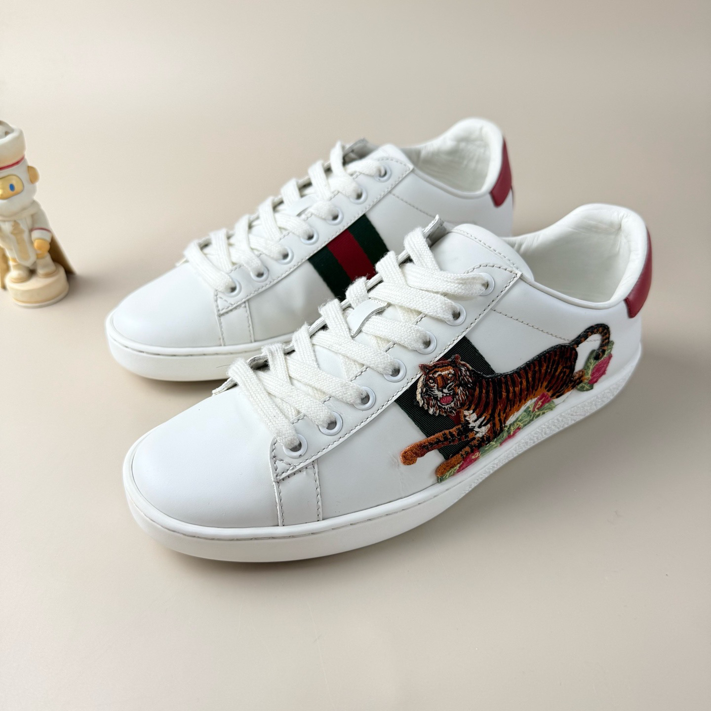 95新 GUCCI/古驰 老虎刺绣小白鞋 37.5码 YLP4088