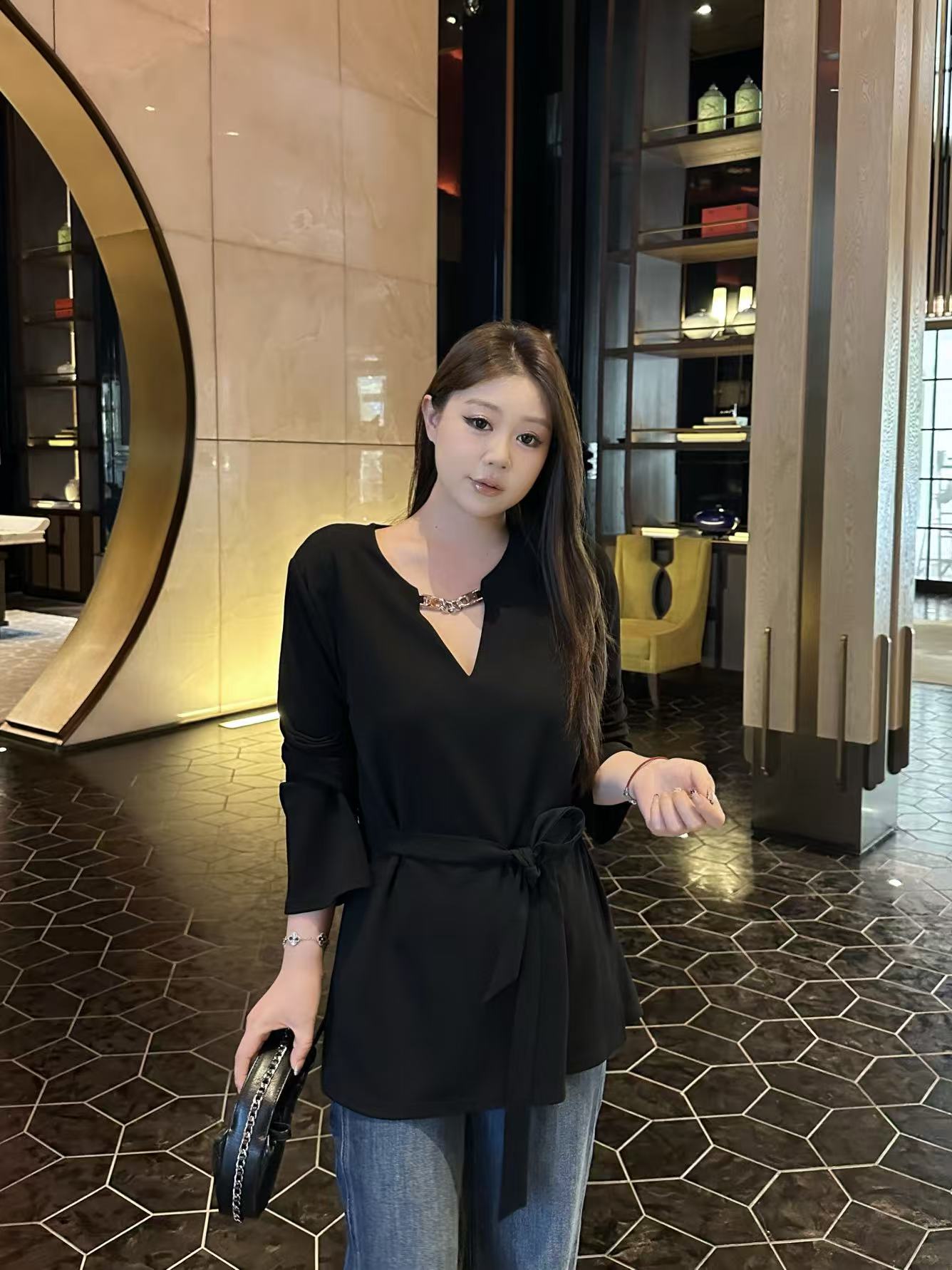 琪琪怪怪大码女装【天生傲骨】秋季极简高级感拼接V领衬衫T17810QD