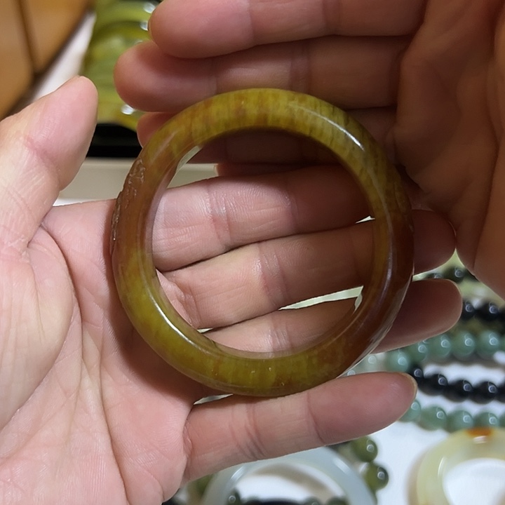 年***着蛇纹石玉未镶嵌手镯