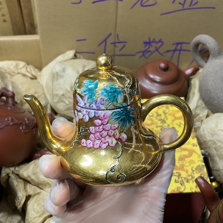 紫砂茶壶矿泥料，手工制作的一把紫砂壶。