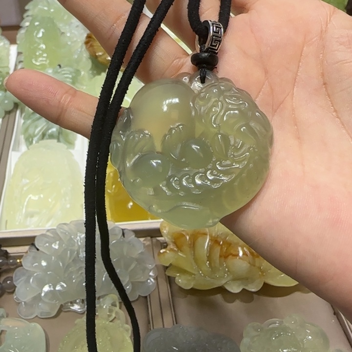 蛇纹石玉吊坠未镶嵌