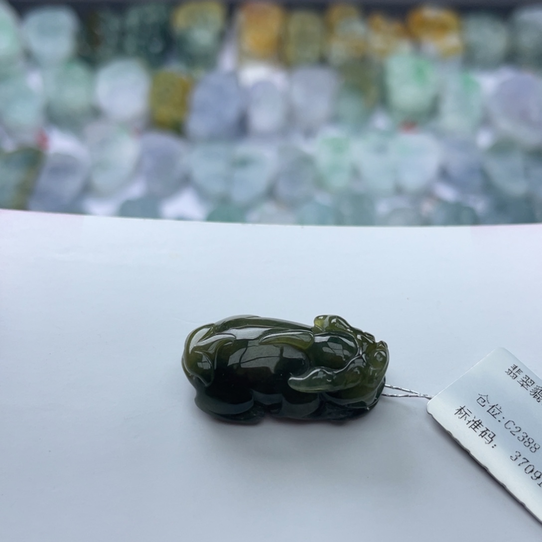 翡翠颈饰未镶嵌貔貅