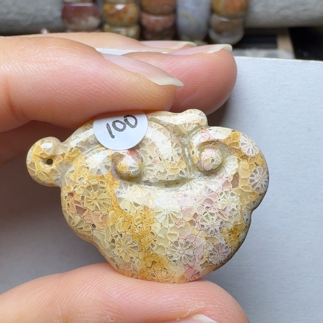 未镶嵌彩色瓷片蕾丝，如意硅化玉