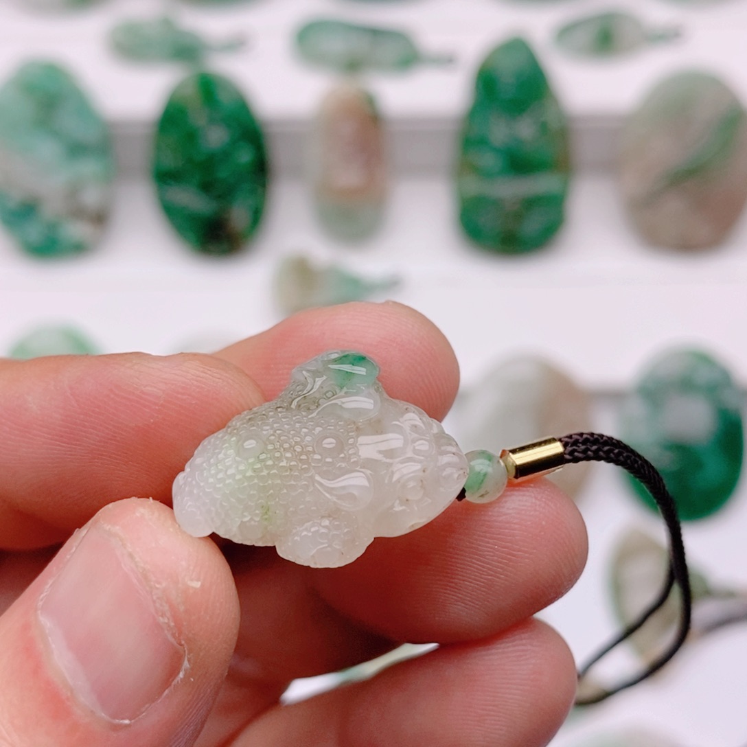 人***海独山玉未镶嵌颈饰