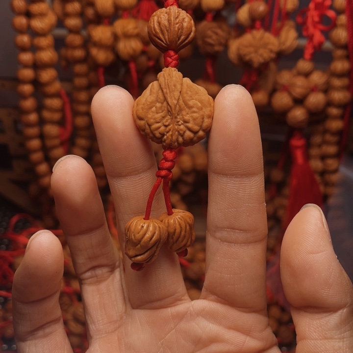 木质类龙纹桃枭挂件