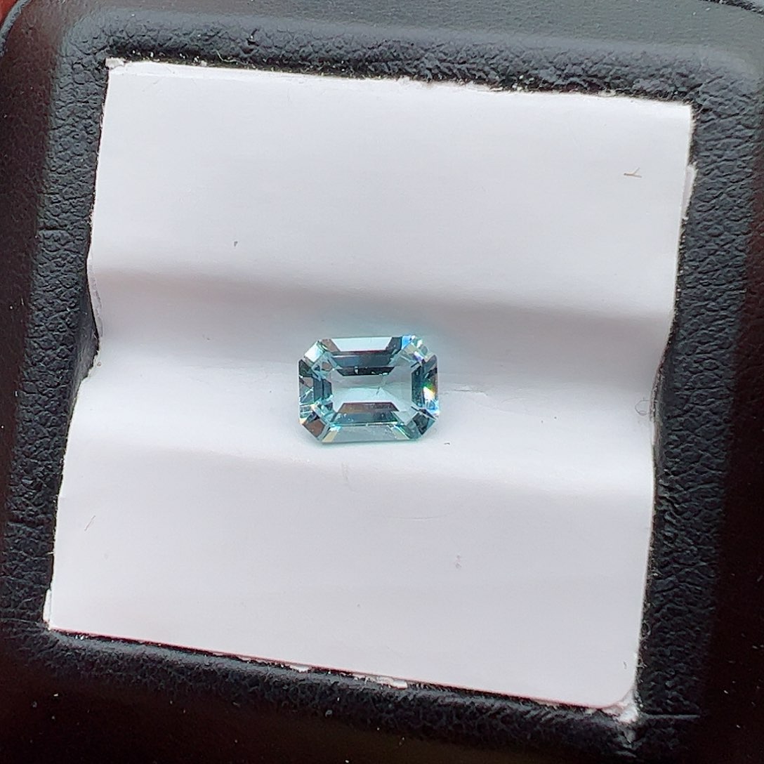 海蓝宝石裸石未镶嵌1.3克拉