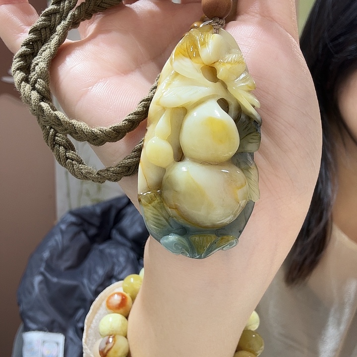 蛇纹石玉未镶嵌颈饰