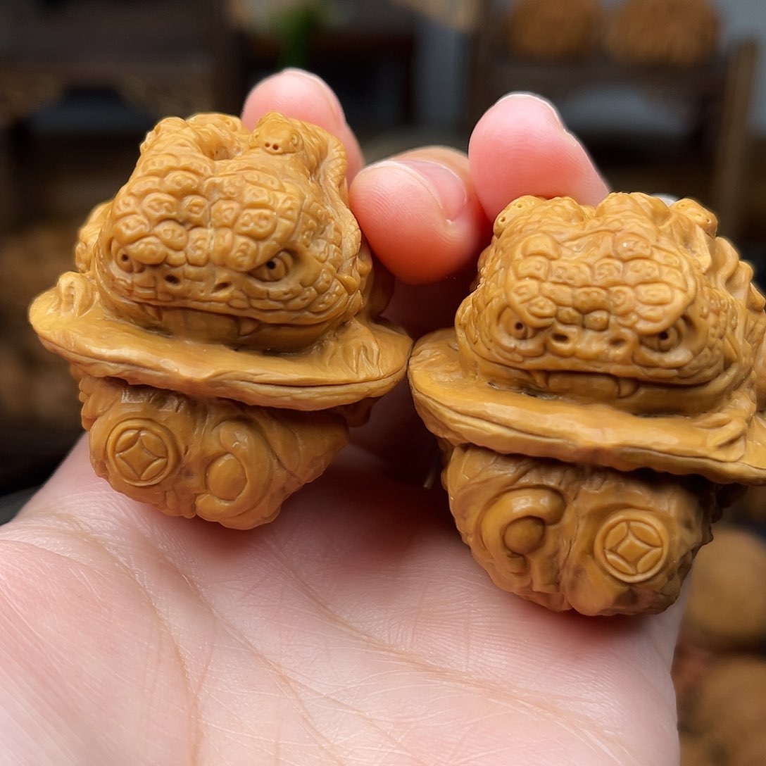 核桃把件曼巴金蟾