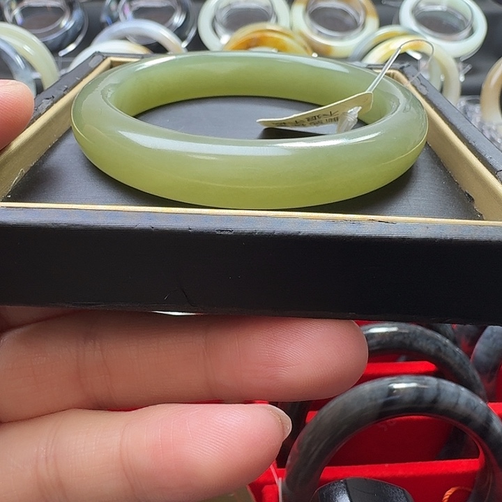 和田玉未镶嵌手镯