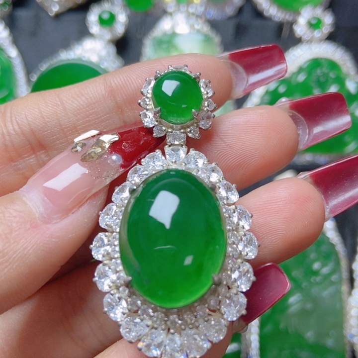 翡翠颈饰银S925镶嵌18。