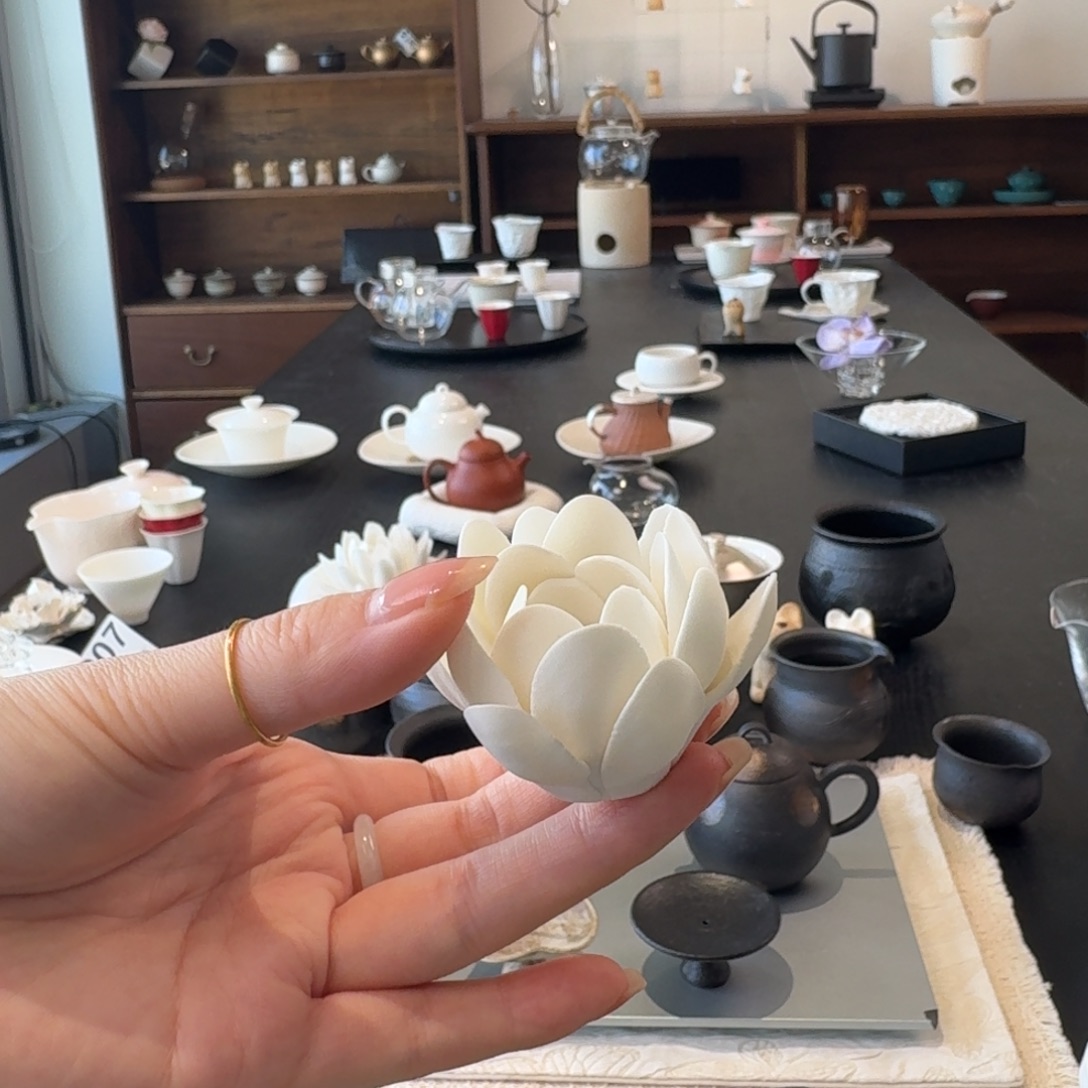 白色小莲花香插。。