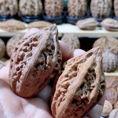 文玩核桃把件龙纹花瓶 色差