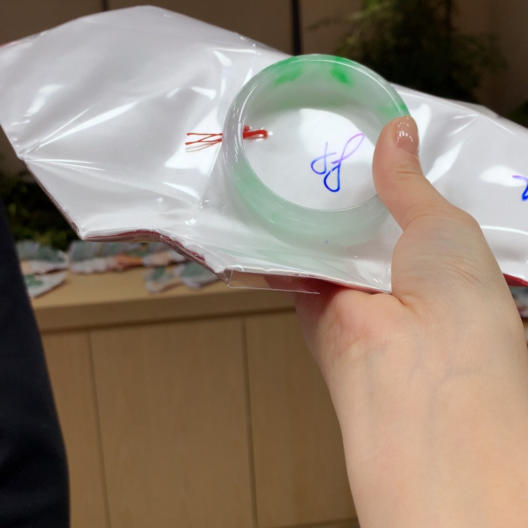 翡翠手镯未镶嵌不退不换