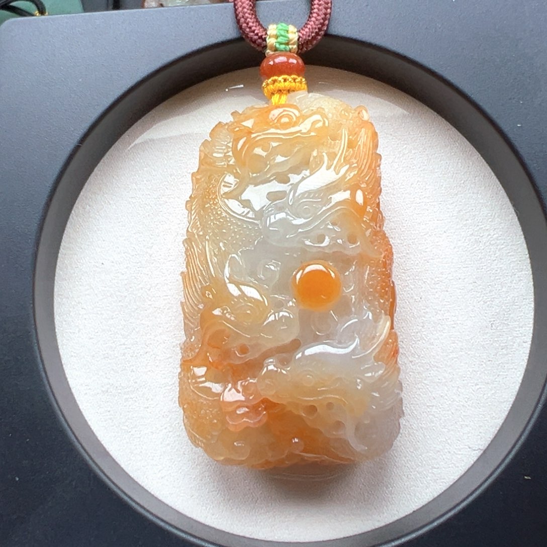 翡翠未镶嵌颈饰九龙