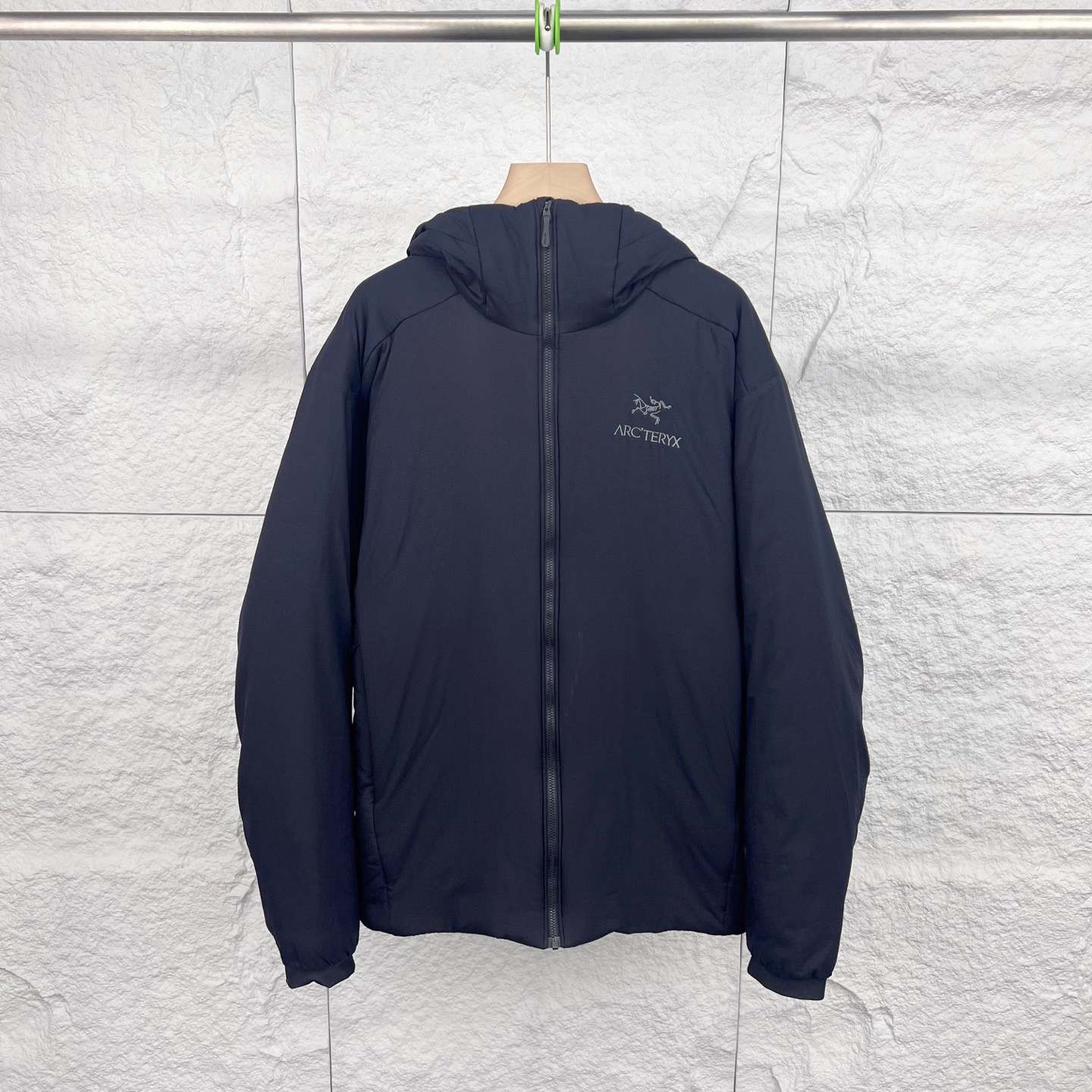 99新 ARC'TERYX/始祖鸟 L码/黑色Logo标识长袖连帽棉服/15975507