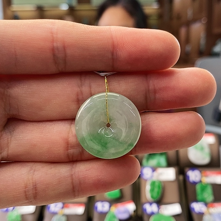 翡翠颈饰未镶嵌平安扣