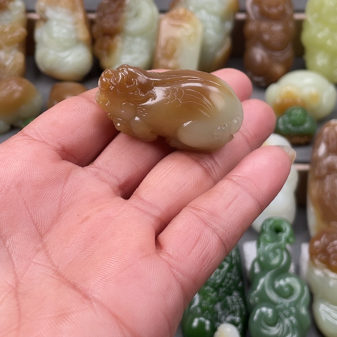 丰***收和田玉未镶嵌颈饰