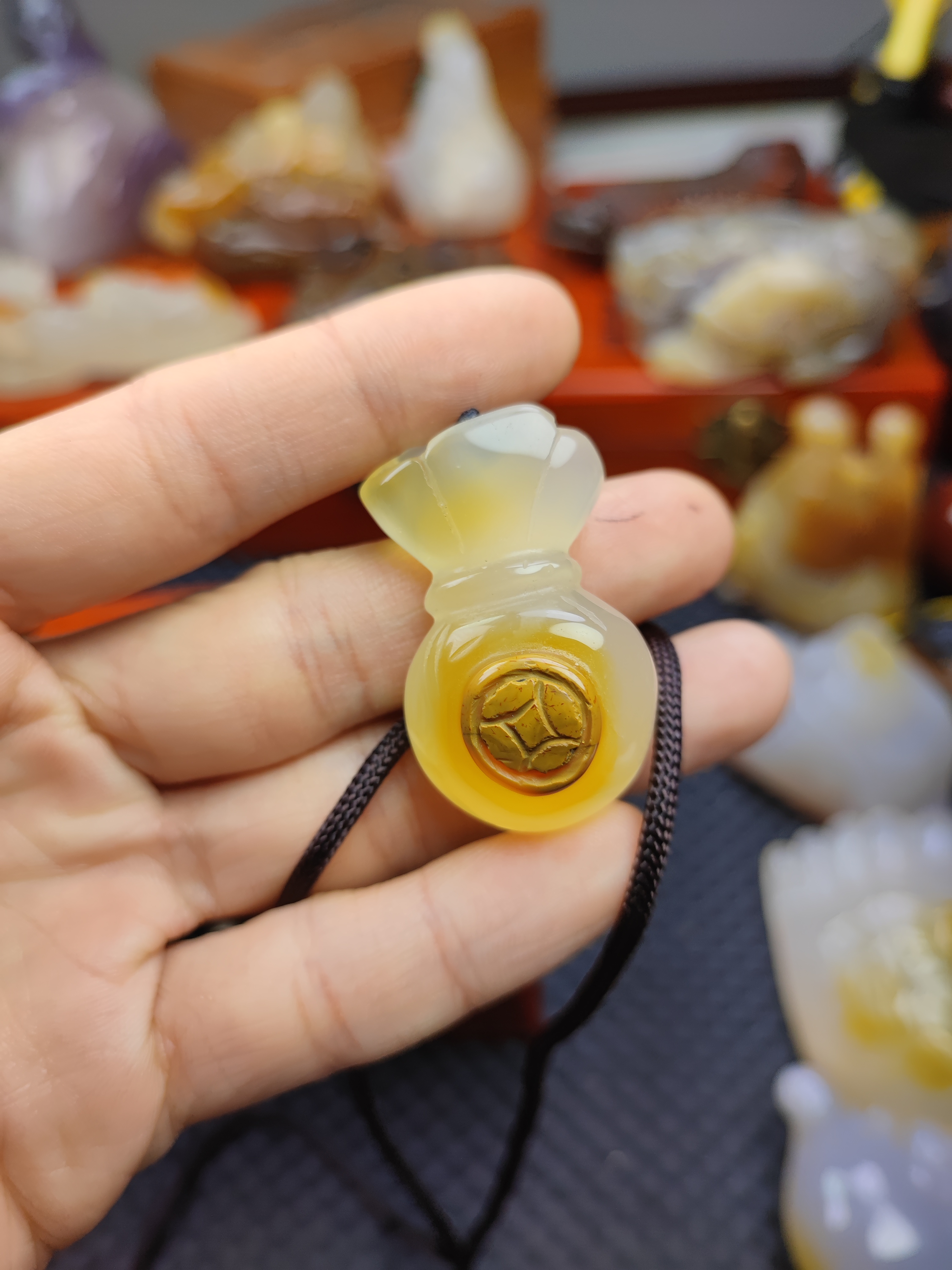 玛瑙玉髓挂件钱袋子