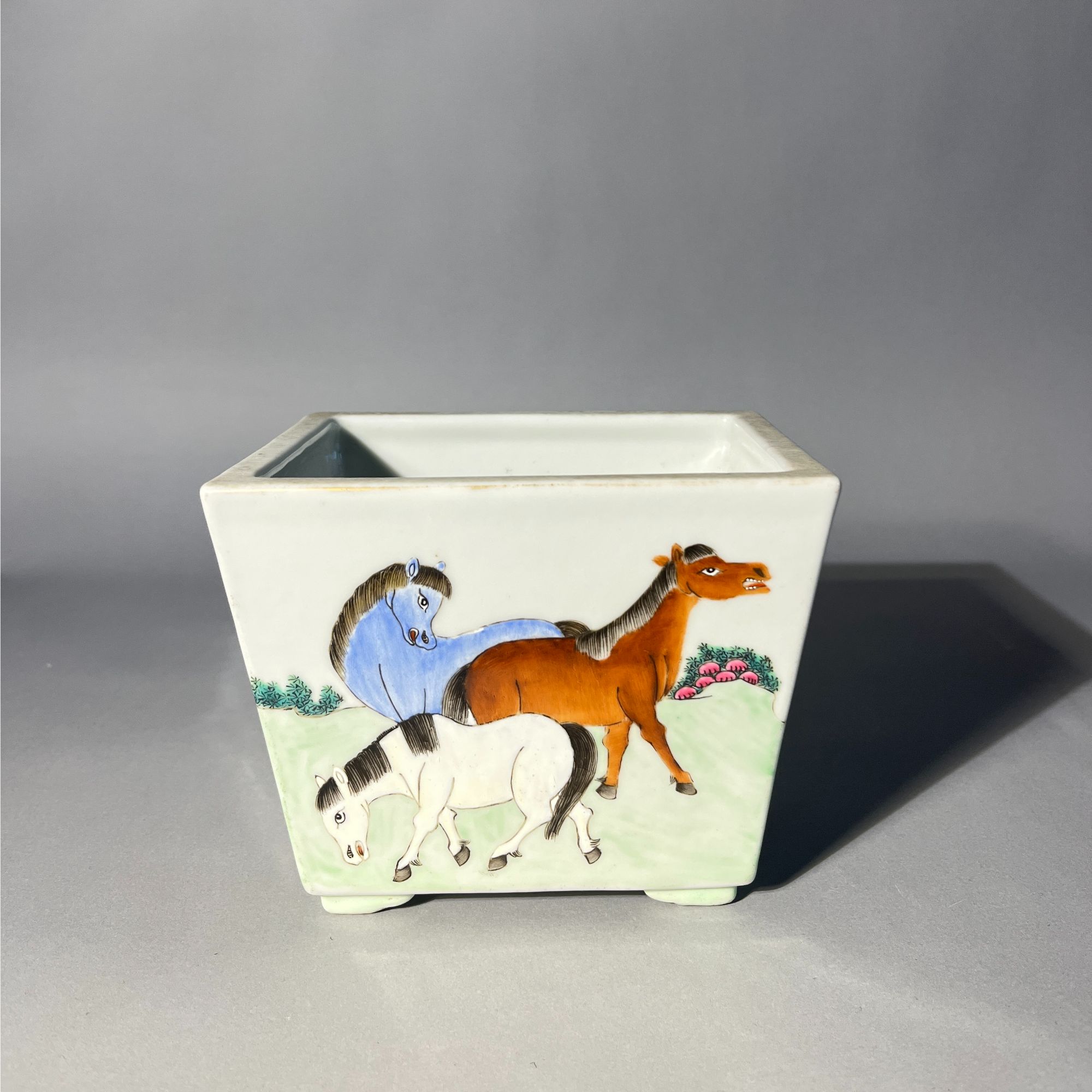 粉彩八骏纹四方花盆