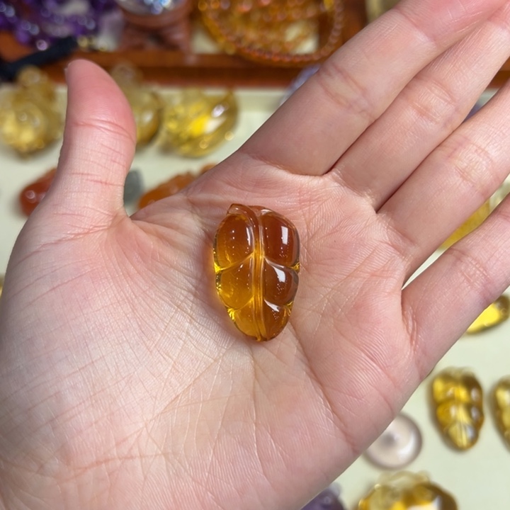 水晶吊坠(赠链)未镶嵌苏*