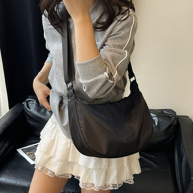 冬季新款饺子包轻便通勤单肩包大容量百搭运动休闲斜挎包