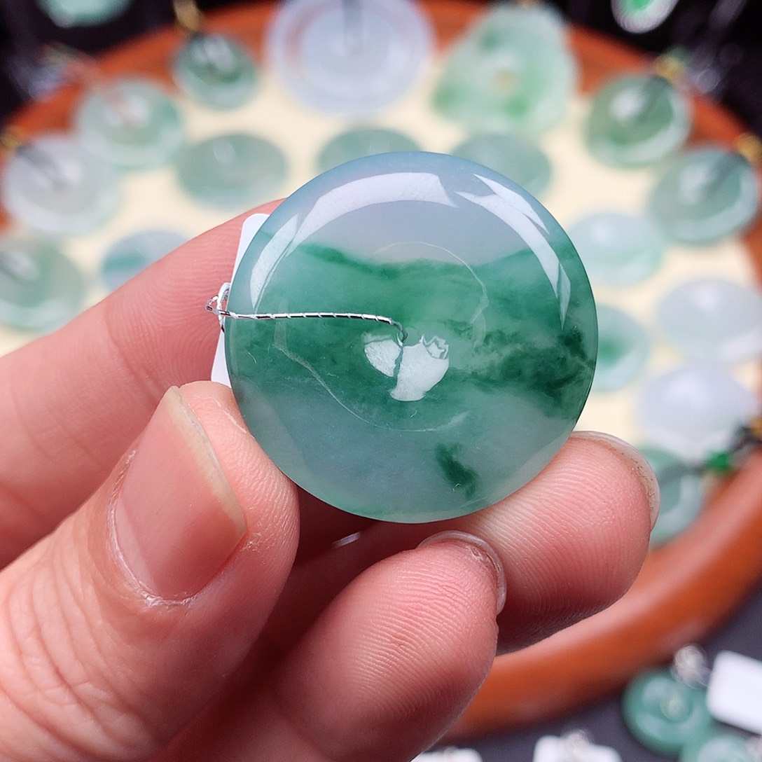 翡翠颈饰未镶嵌平安扣