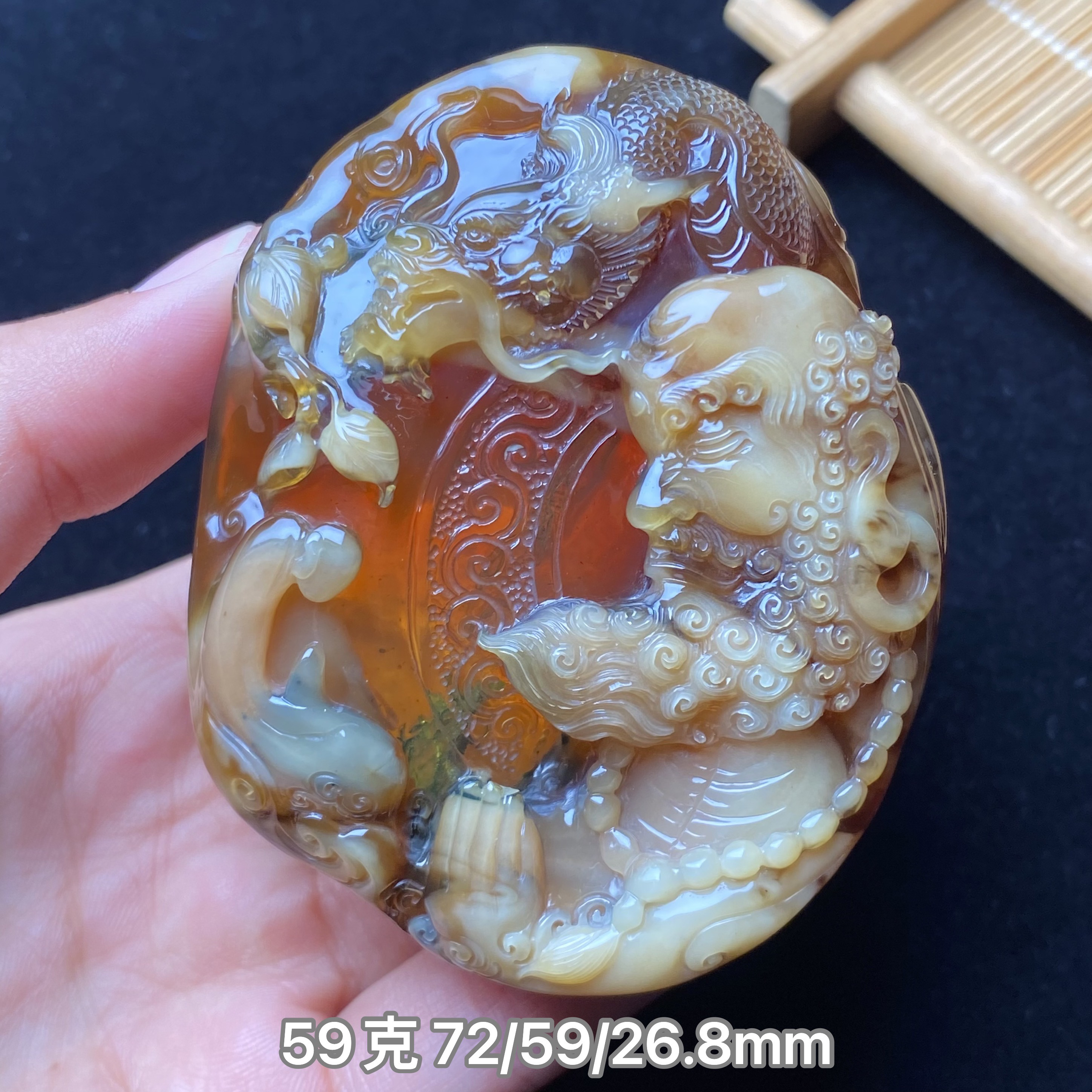【小伊琥珀】59克蜜蜡俏色巧雕「达摩」唐永鼎大师工