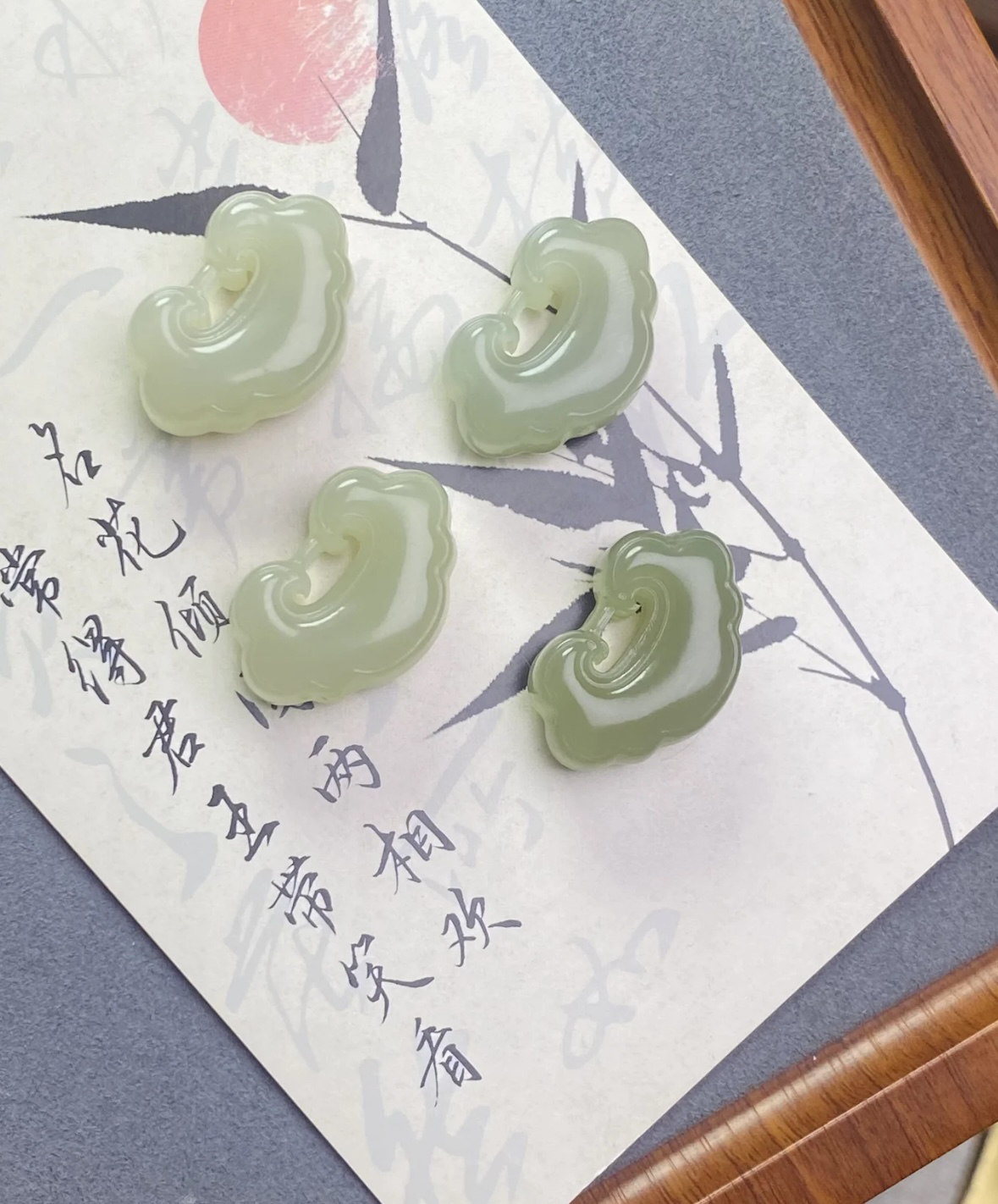 和田玉老料高冰如意锁30mm挂件（多样性发货）