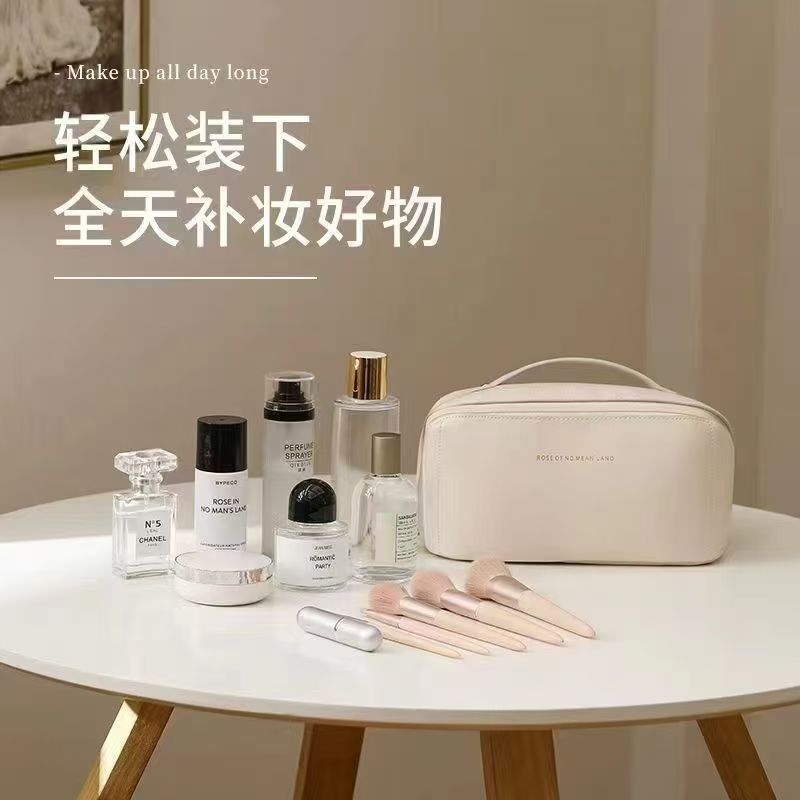 大容量高级感便携式化妆包外出随身携带2024新款爆款女士款收纳袋