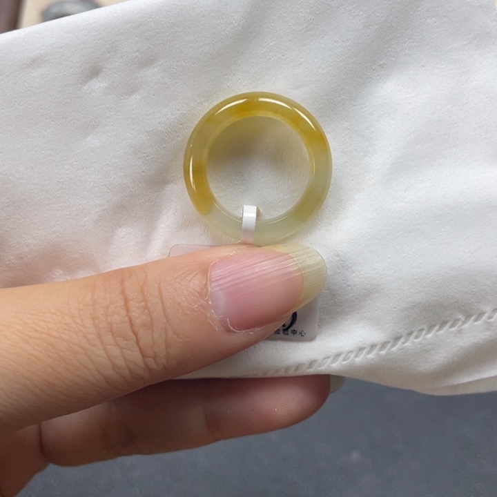 翡翠未镶嵌戒圈冰黄