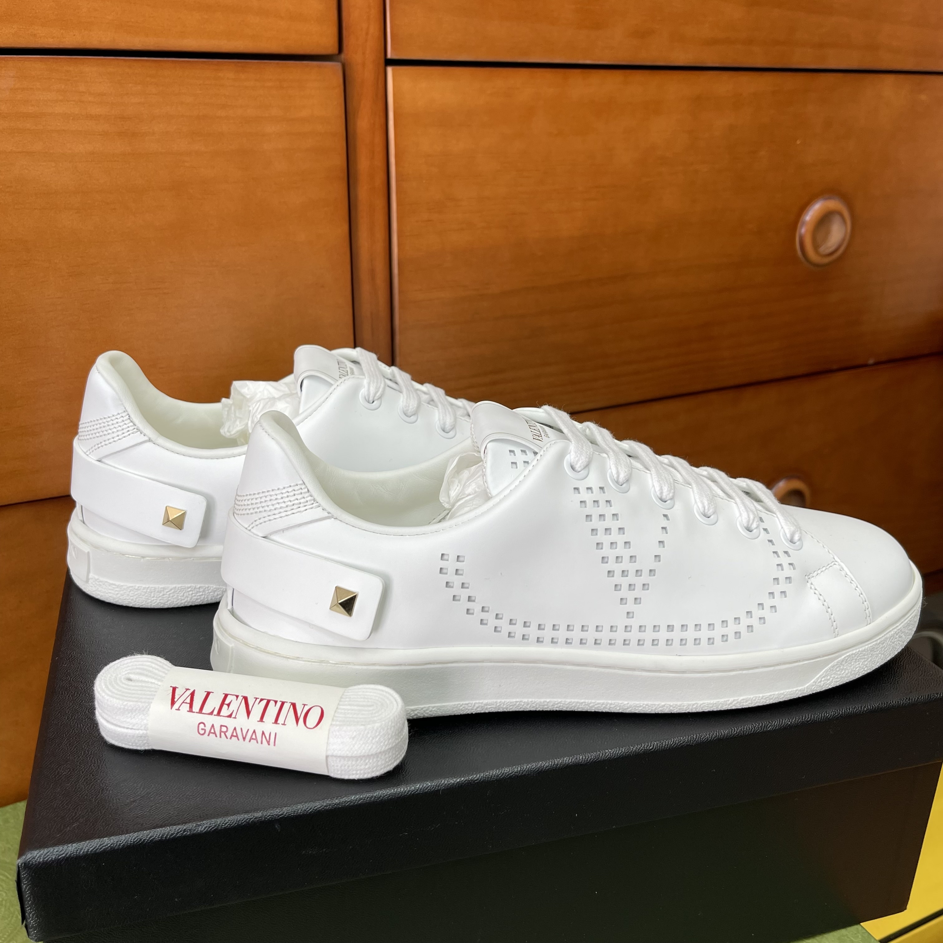 全新未使用 Valentino/华伦天奴 青奢荟/36.5码/镂空v标白鞋33472