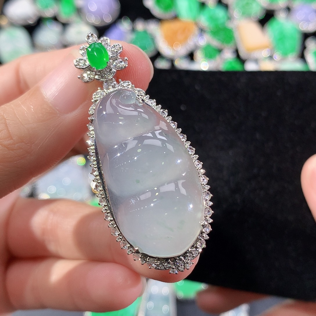 翡翠18K金镶嵌颈饰