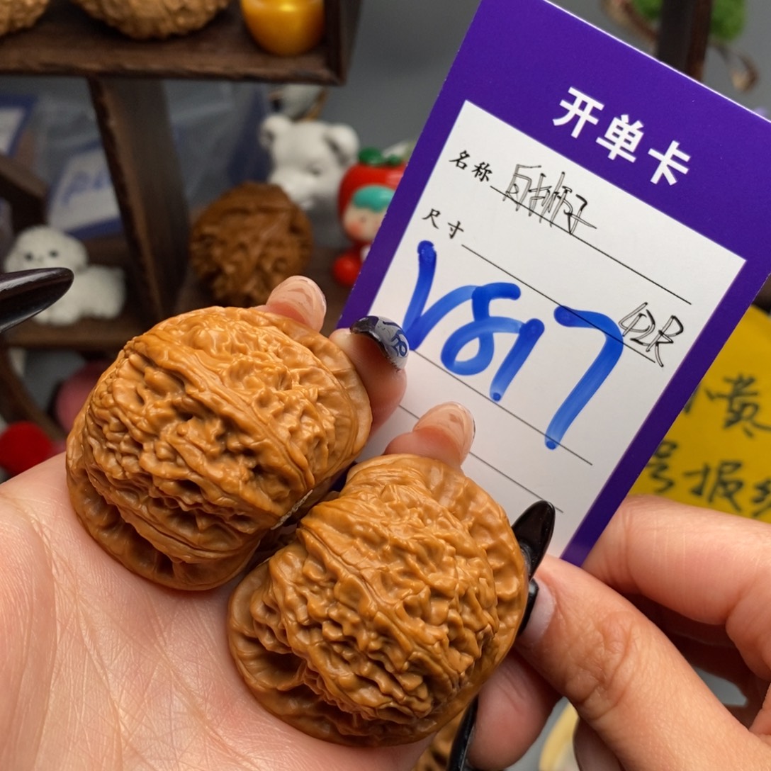 文玩核桃吊坠白狮子