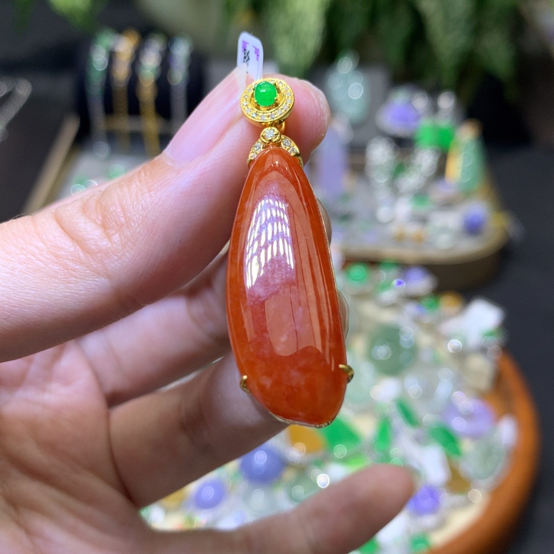 颈饰18K金镶嵌翡翠