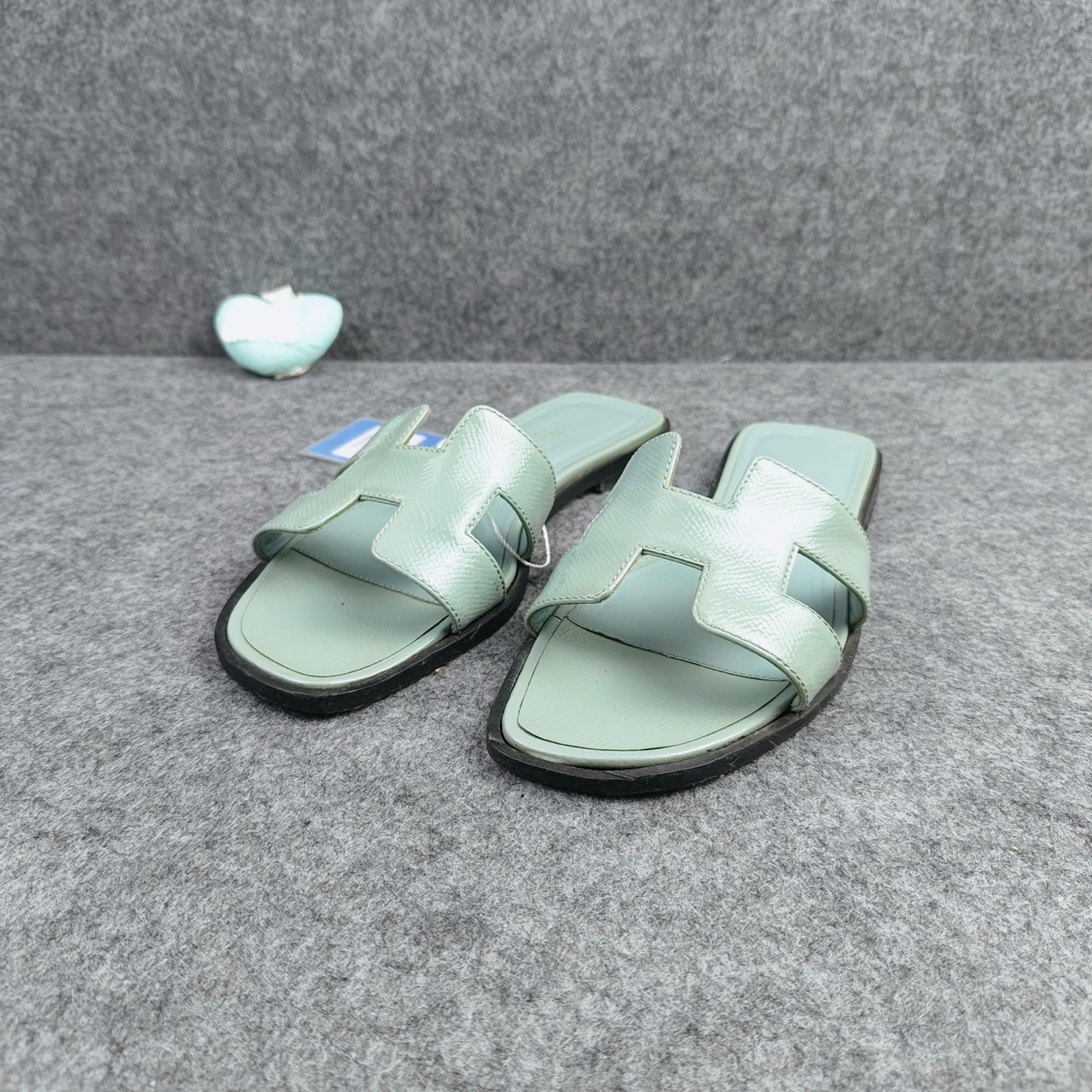 95新 Hermes/爱马仕 皮革一字型平跟拖鞋 35.5码 ylp1075