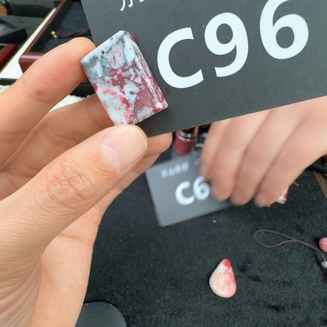 天然辰砂原矿原石朱砂吊坠